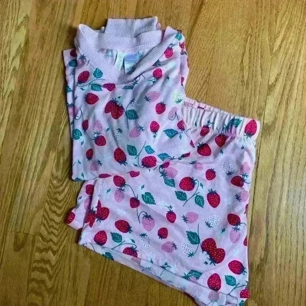 Sold out! Joyspun Women’s strawberry print long sleeve top and shorts pajama set